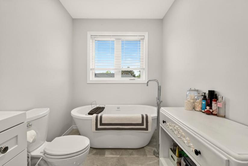 Property listing for 98 First Rd. W., Stoney Creek, ON