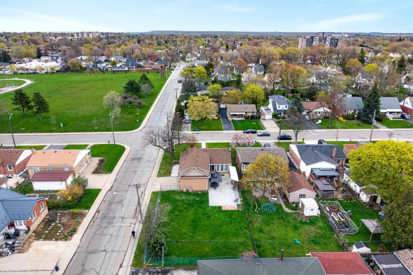 Property listing for 380 East 37th St., Hamilton, ON