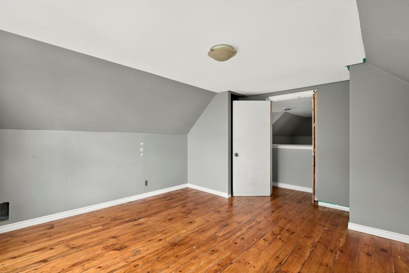 Property listing for 86 Sherman Ave. N., Hamilton, ON