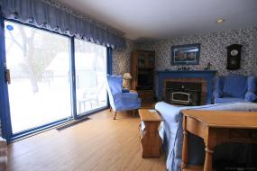 Property listing for 28 Lloyminn Ave., Ancaster, ON