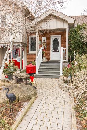 Property listing for 128 York Rd., Dundas, ON