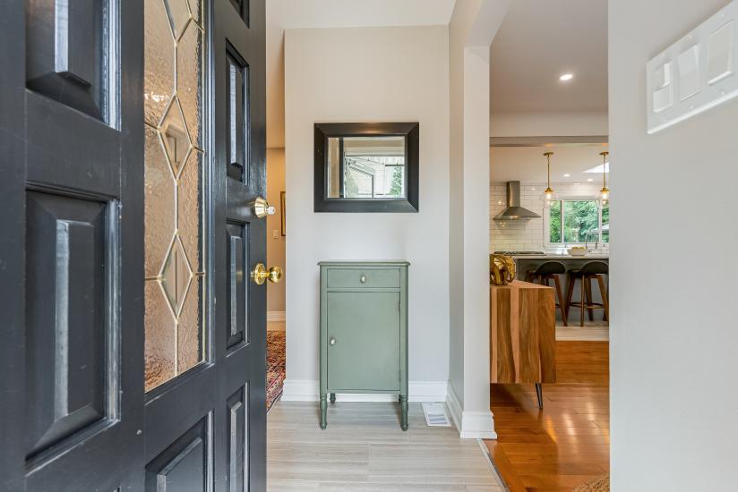 Property listing for 57 Middle Crest Street, Ancaster, ON