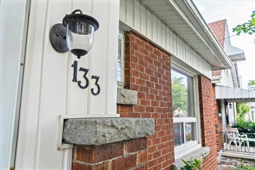 Property listing for 133 Longwood Rd. N., Hamilton, ON