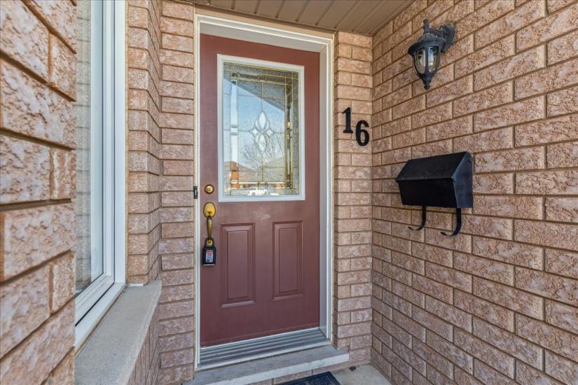 Property listing for 16 Fenwick Place, Waterdown, ON