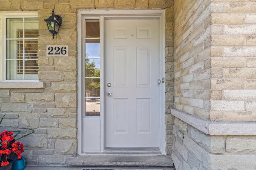 Property listing for 226 Dicenzo Dr., Hamilton, ON