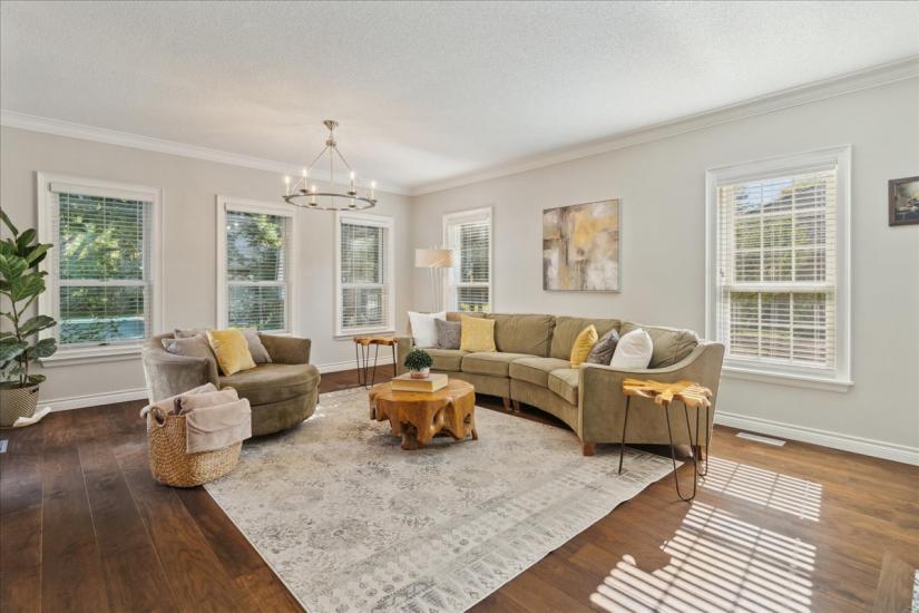 Property listing for 34 Gladiola Dr., Carlisle, ON