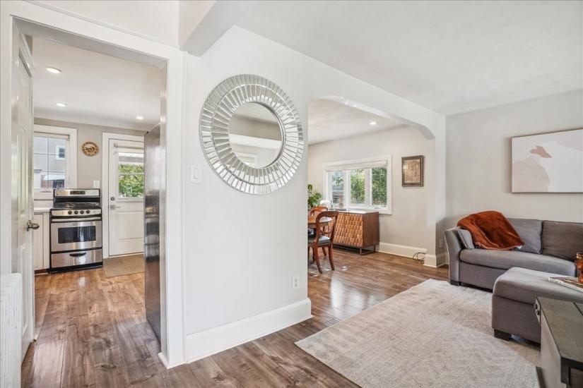 Property listing for 16 Paradise Rd. N., Hamilton, ON