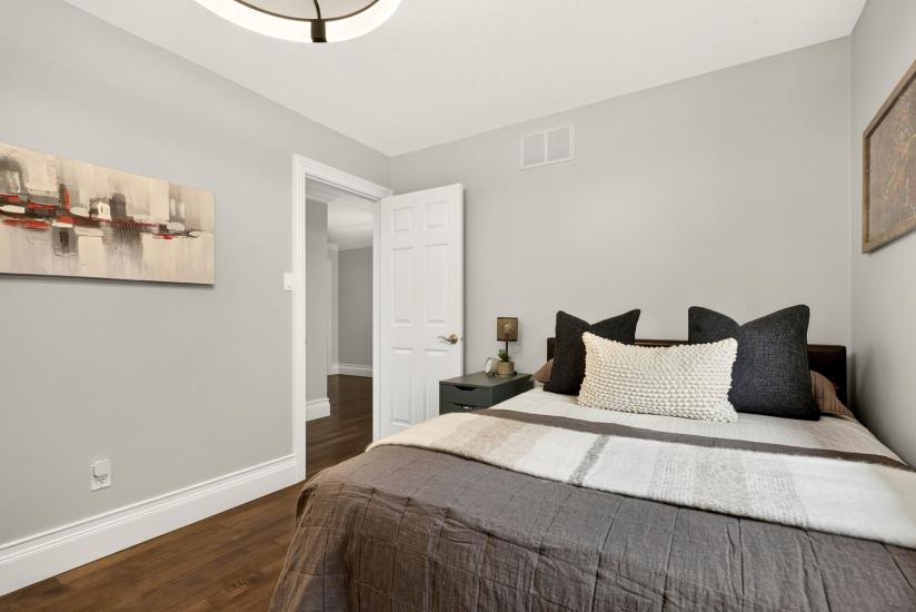 Property listing for 667 Sandcherry Dr., Burlington, ON