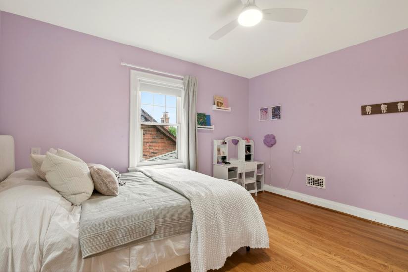 Property listing for 13 Tweedsmuir Ave., Dundas, ON