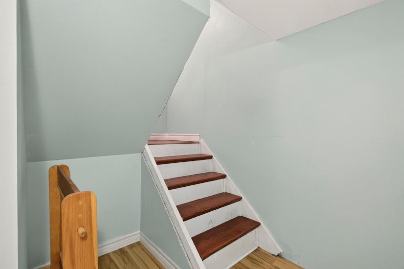 Property listing for 47 Witherspoon St., Dundas, ON