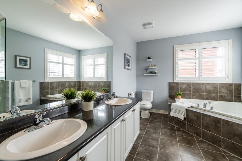 Property listing for 124 Springview Dr., Waterdown, Ontario