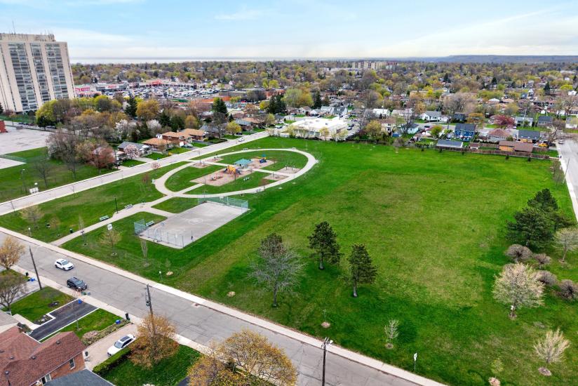 Property listing for 380 East 37th St., Hamilton, ON