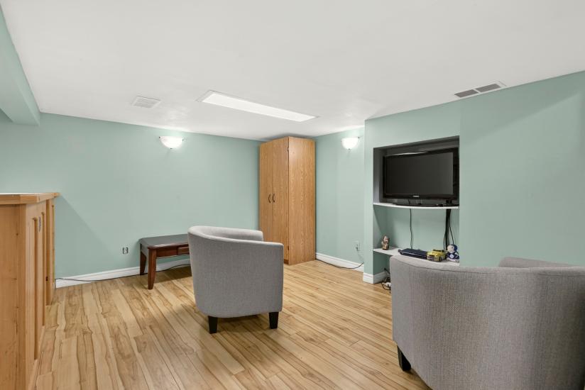 Property listing for 47 Witherspoon St., Dundas, ON