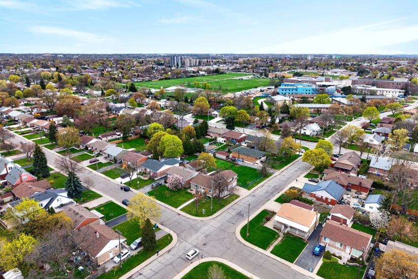 Property listing for 380 East 37th St., Hamilton, ON