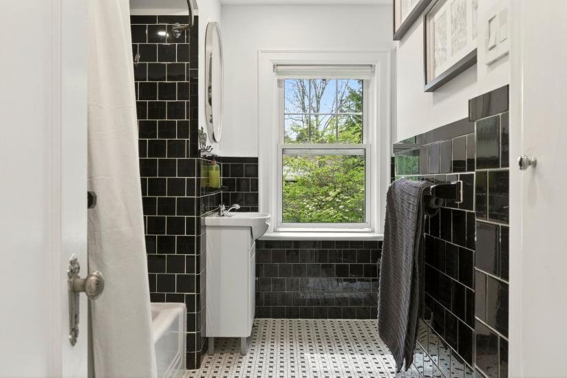 Property listing for 13 Tweedsmuir Ave., Dundas, ON