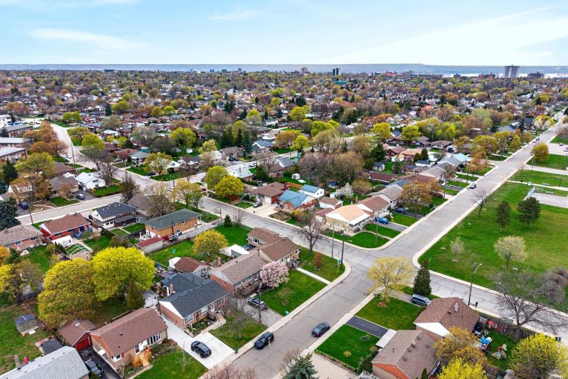 Property listing for 380 East 37th St., Hamilton, ON