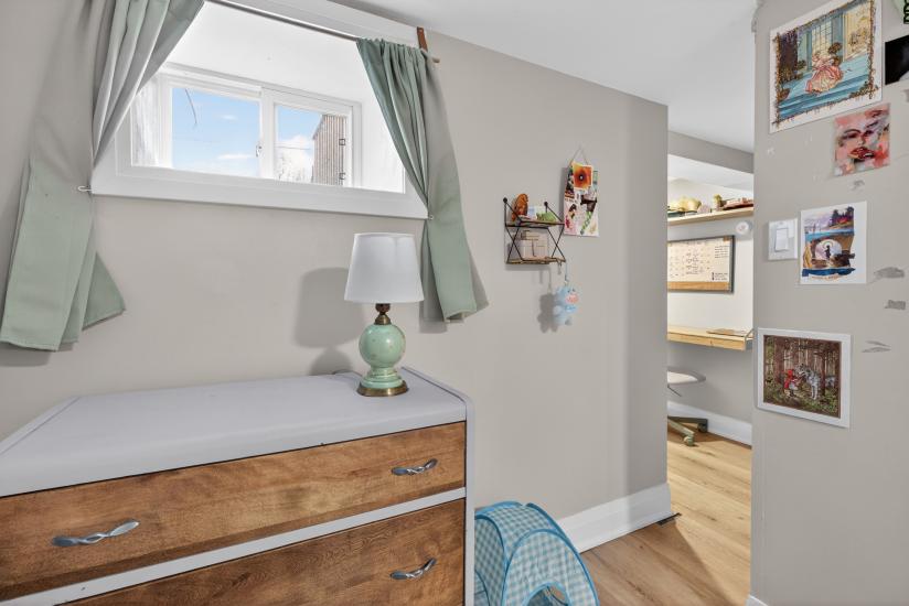 Property listing for 11 Barnesdale Ave. N., Hamilton, ON