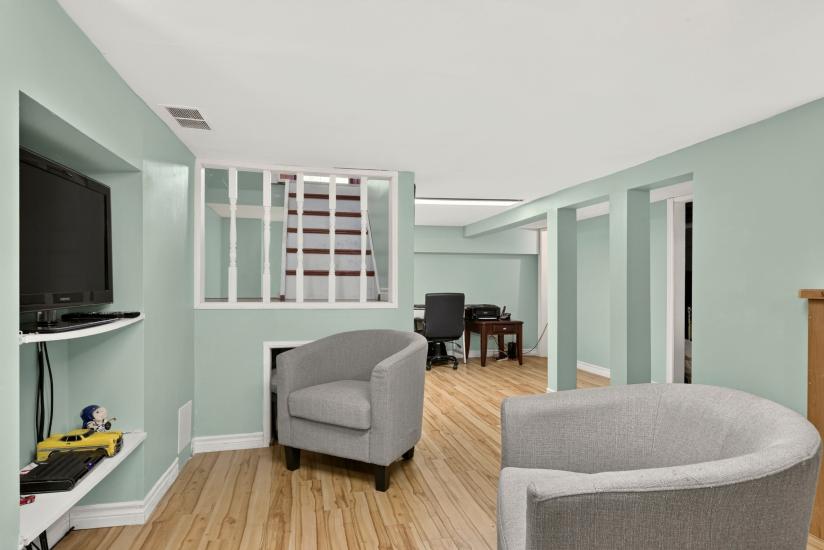 Property listing for 47 Witherspoon St., Dundas, ON