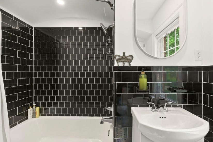 Property listing for 13 Tweedsmuir Ave., Dundas, ON