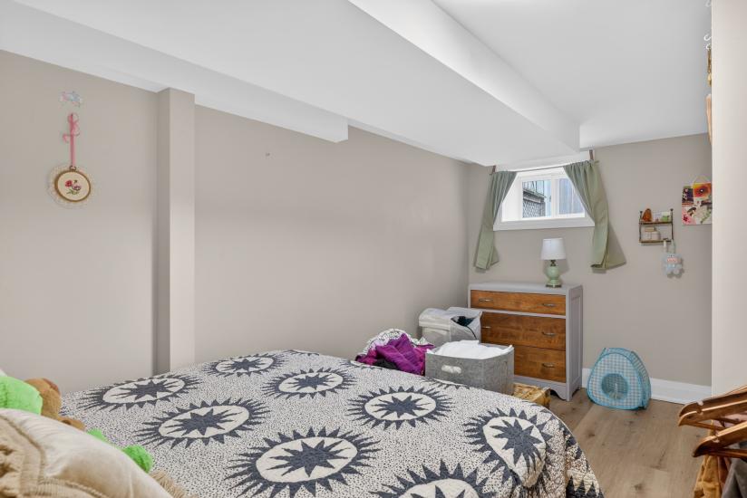 Property listing for 11 Barnesdale Ave. N., Hamilton, ON