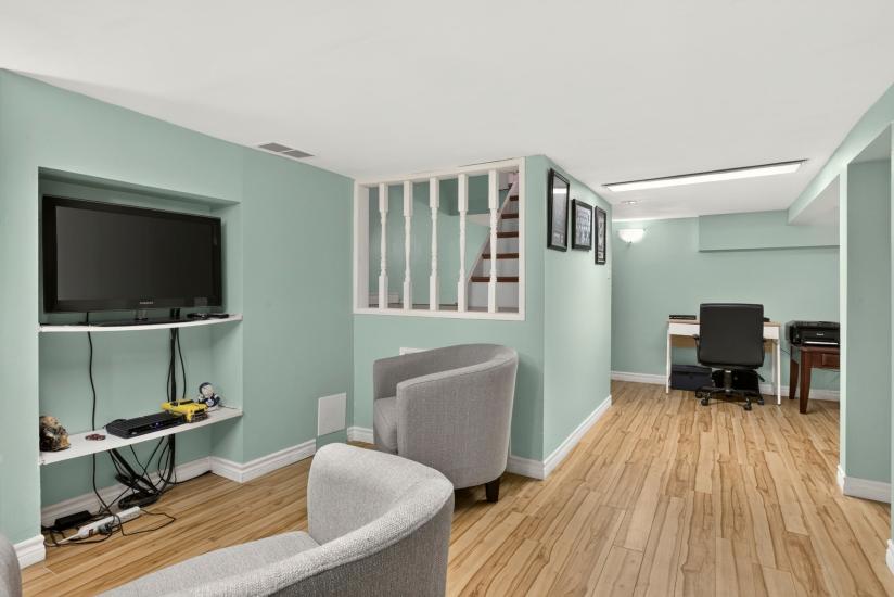 Property listing for 47 Witherspoon St., Dundas, ON