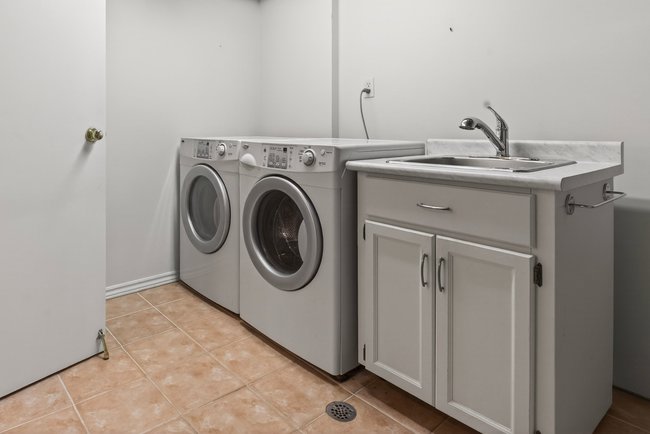 Property listing for 35 Shalfleet Blvd., Brantford, ON