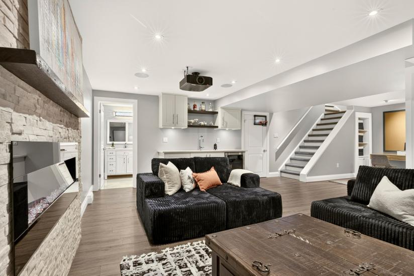 Property listing for 667 Sandcherry Dr., Burlington, ON