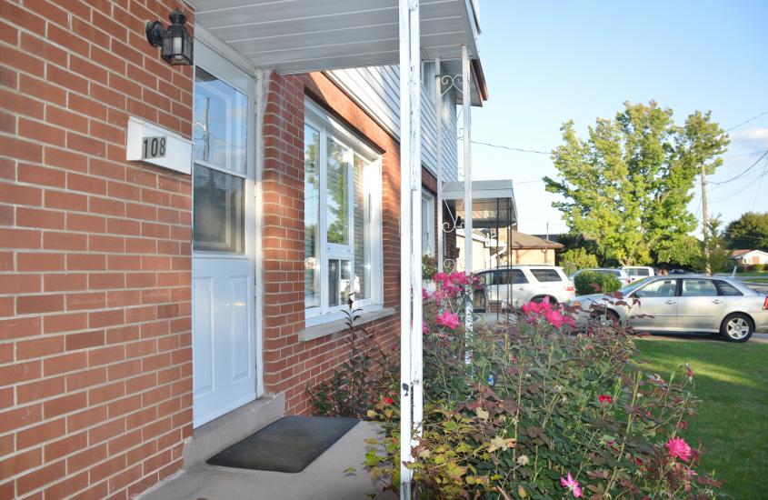 Property listing for 108 Mountain Ave. N., Stoney Creek, ON