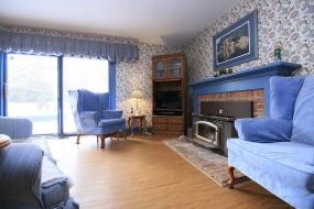 Property listing for 28 Lloyminn Ave., Ancaster, ON