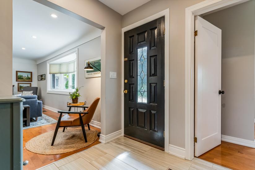 Property listing for 57 Middle Crest Street, Ancaster, ON