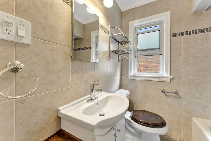 Property listing for 4 Park Row S., Hamilton, ON