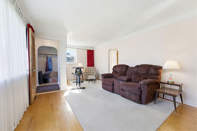 Property listing for 10 Oakley Crt., Ancaster, ON