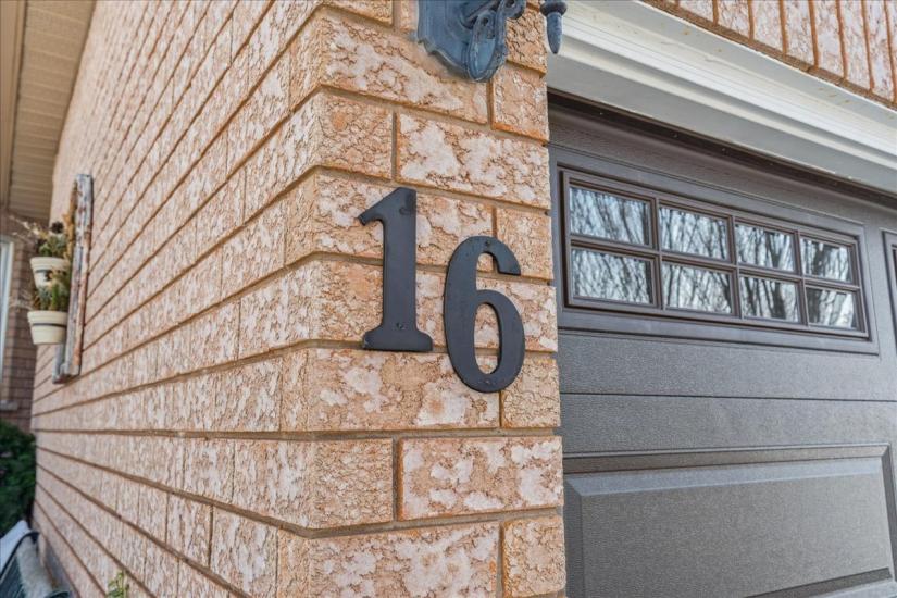 Property listing for 16 Fenwick Place, Waterdown, ON