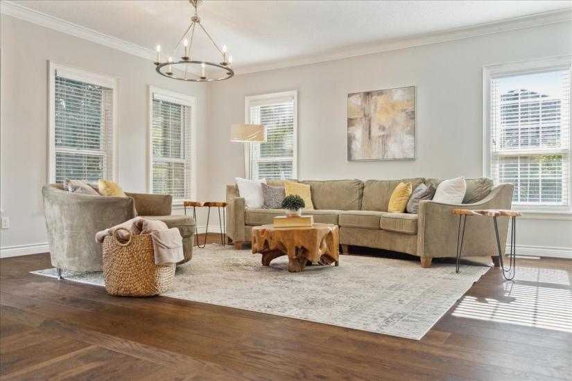 Property listing for 34 Gladiola Dr., Carlisle, ON