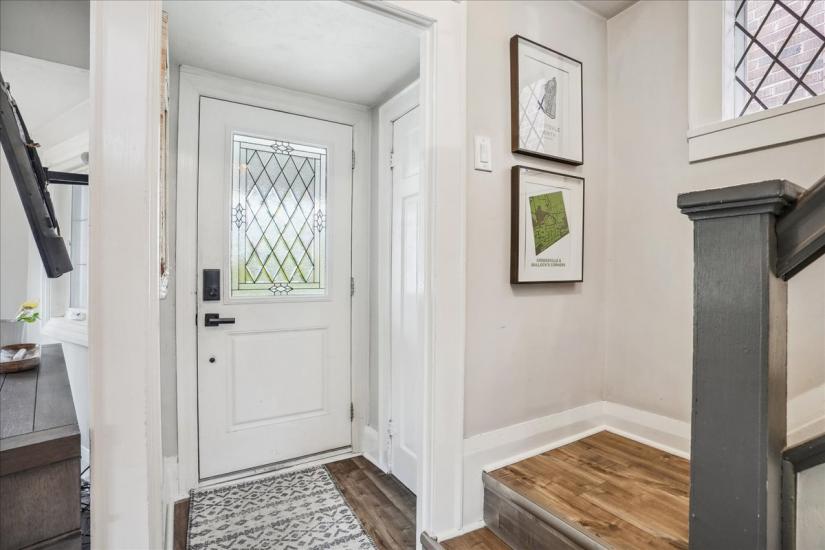 Property listing for 16 Paradise Rd. N., Hamilton, ON