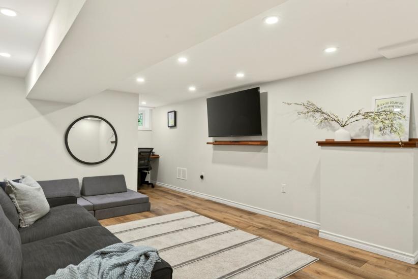 Property listing for 13 Tweedsmuir Ave., Dundas, ON