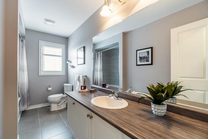 Property listing for 124 Springview Dr., Waterdown, Ontario