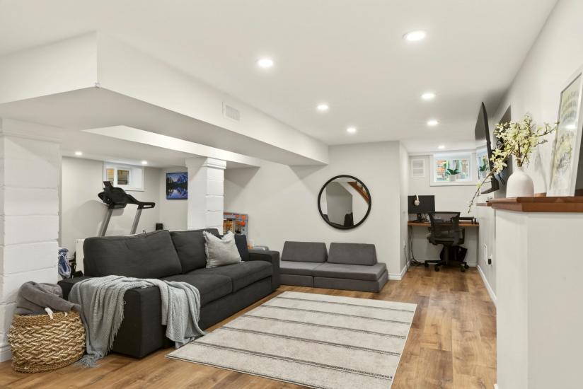 Property listing for 13 Tweedsmuir Ave., Dundas, ON
