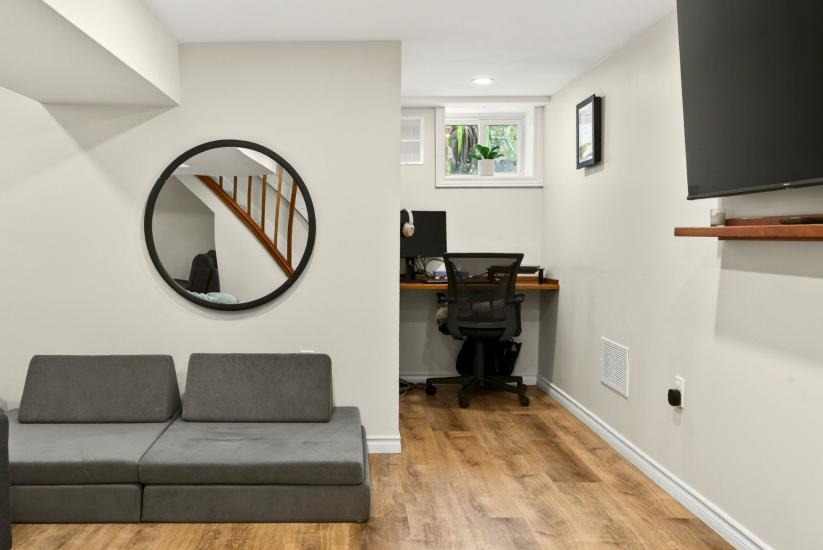 Property listing for 13 Tweedsmuir Ave., Dundas, ON