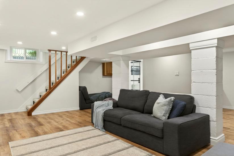 Property listing for 13 Tweedsmuir Ave., Dundas, ON