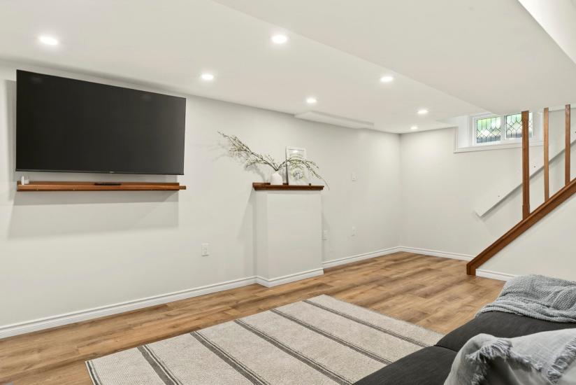Property listing for 13 Tweedsmuir Ave., Dundas, ON