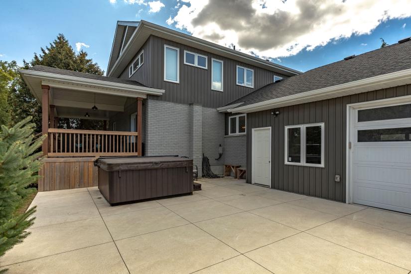 Property listing for 98 First Rd. W., Stoney Creek, ON