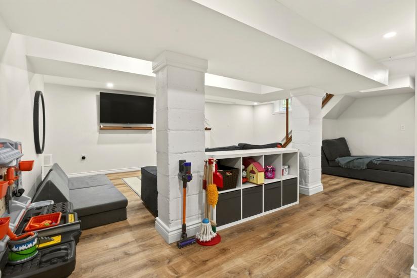 Property listing for 13 Tweedsmuir Ave., Dundas, ON
