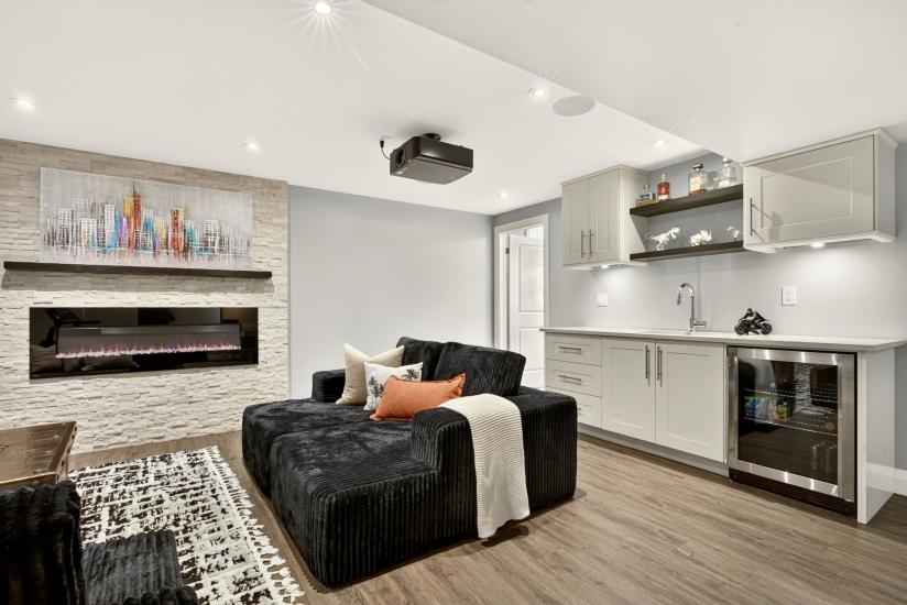 Property listing for 667 Sandcherry Dr., Burlington, ON