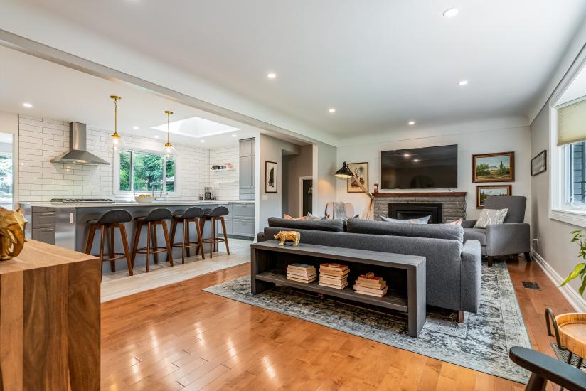 Property listing for 57 Middle Crest Street, Ancaster, ON