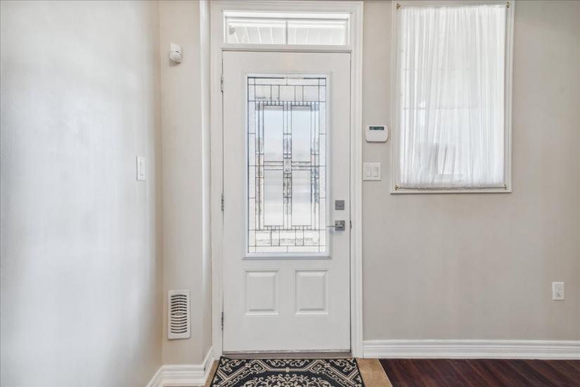 Property listing for 209 Westbank Trail, Hamilton, ON