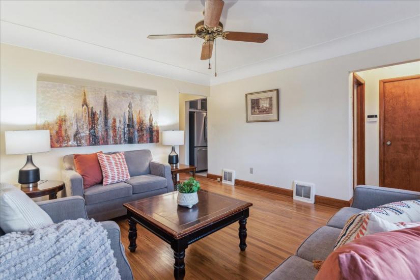 Property listing for 272 East 44th St., Hamilton, ON