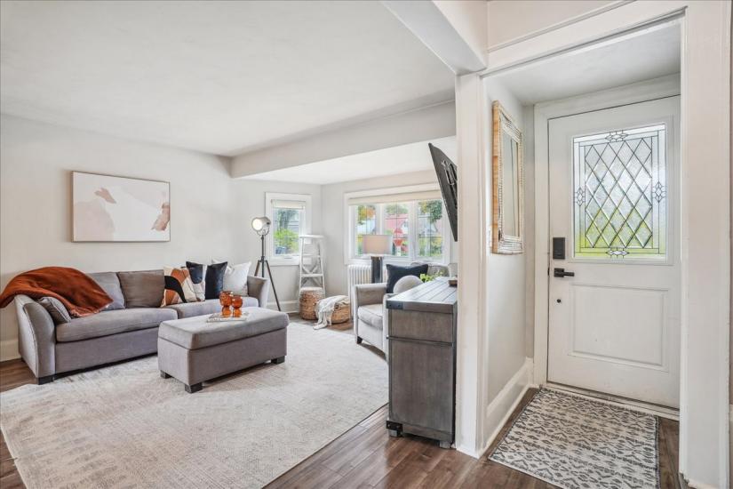Property listing for 16 Paradise Rd. N., Hamilton, ON
