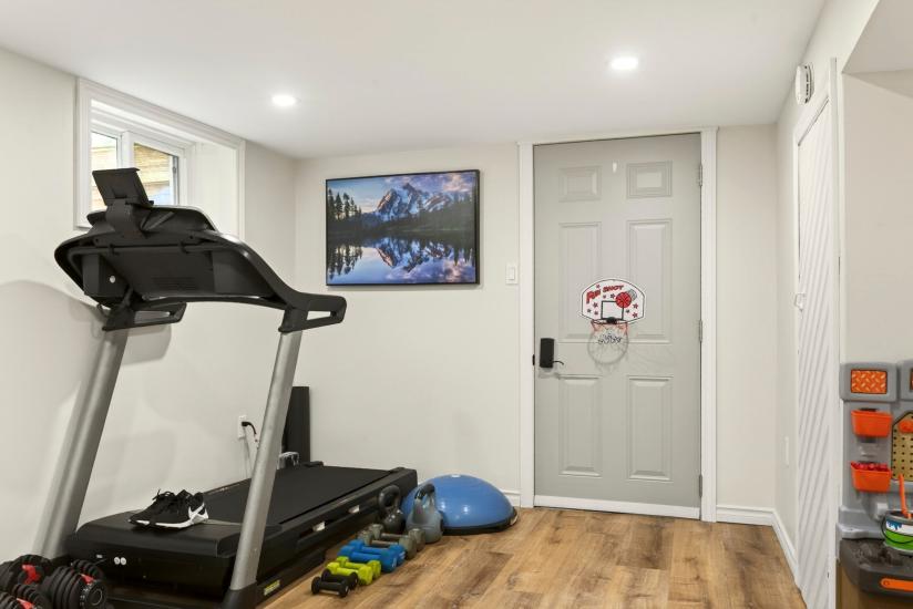 Property listing for 13 Tweedsmuir Ave., Dundas, ON