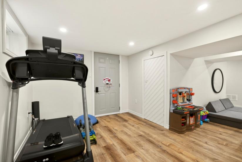 Property listing for 13 Tweedsmuir Ave., Dundas, ON